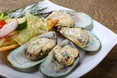 Krema soslu fırında midye