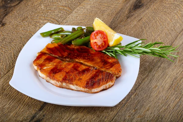 Gegrilde zalm met groene bonen — Stockfoto