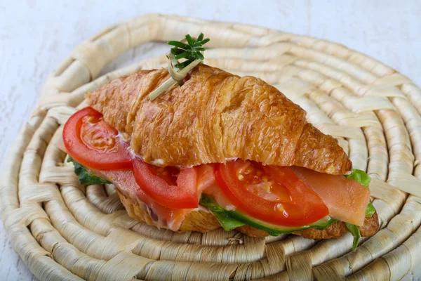 Croissant delicios cu somon — Fotografie, imagine de stoc