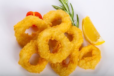 Kızarmış kalamar halkaları