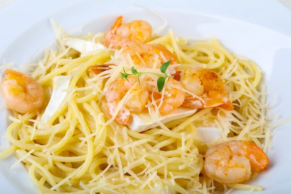 Heerlijke Pasta met garnalen — Stockfoto