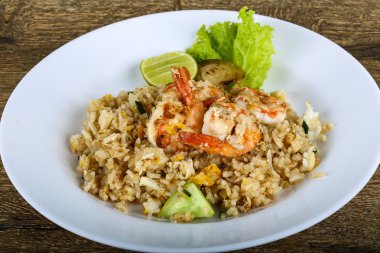 Kızarmış pirinç ve karides.