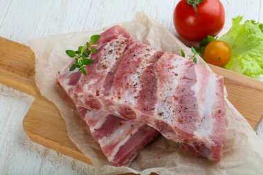 Çiğ domuz kaburgası