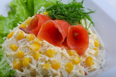 lezzetli salata somon ile