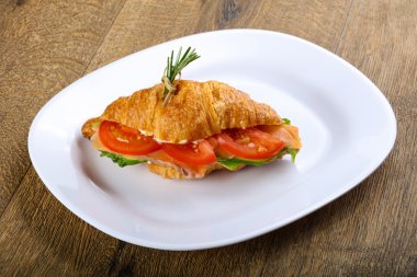 Somon ile lezzetli kruvasan