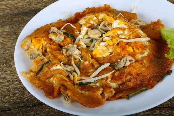 Omelet Asia dengan tiram — Stok Foto