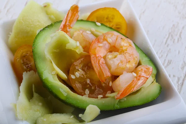 Ensalada con camarones y aguacate —  Fotos de Stock