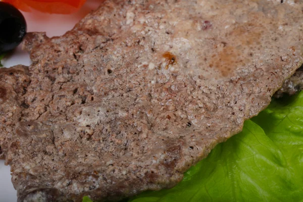 Carne de vită prăjită cu frunze de salată — Fotografie, imagine de stoc