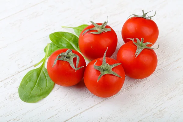 Frische reife helle Tomaten — Stockfoto