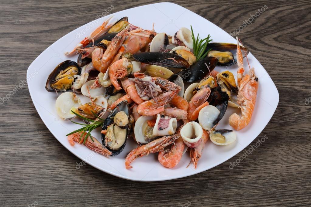 Deniz kokteyli Salata ve diğer lezzetli yemekler Deniz kokteyli Salata ve diğer lezzetli yemekler
