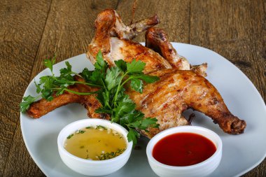 Soslar ile kavrulmuş tavuk