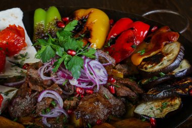 Kızarmış et ve sebze.