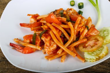 Deniz ürünleri ile baharatlı makarna