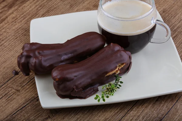 Eclairs con chocolate y café —  Fotos de Stock