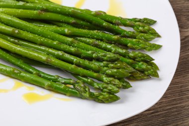 Zeytinyağı ile haşlanmış kuşkonmaz