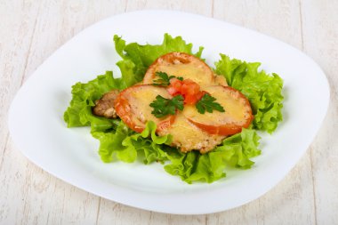 Pişmiş domates ve peynir ile domuz eti