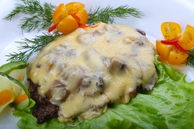 Peynir ve mantar soslu domuz eti