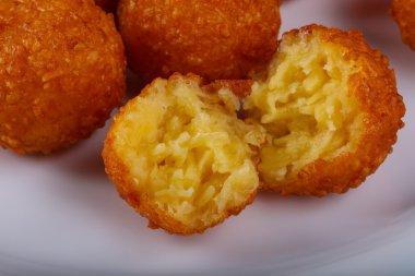 Sıcak sulu peynir topları