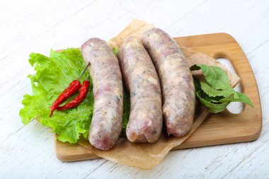 Yemek pişirmek için çiğ sosis