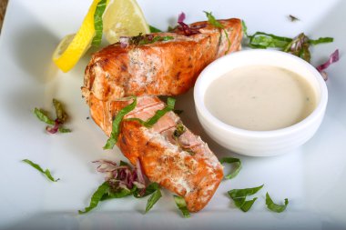 Soslu fırında somon balığı