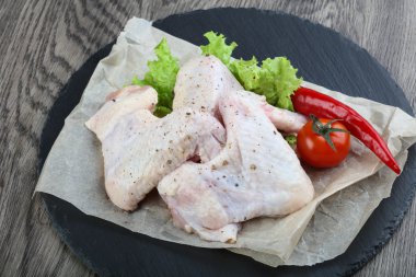 Çiğ tavuk kanadı.