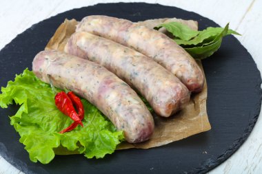 Yemek pişirmek için çiğ sosis