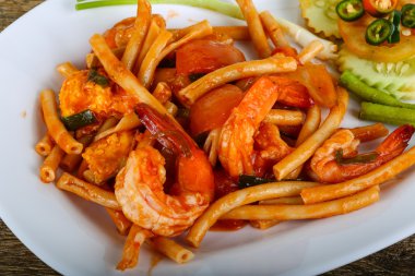 Deniz ürünleri ile baharatlı makarna