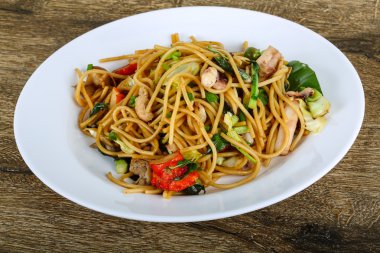 Deniz ürünleri ile Asya makarna