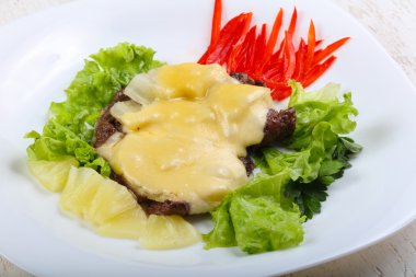 Ananas ve peynir soslu domuz eti