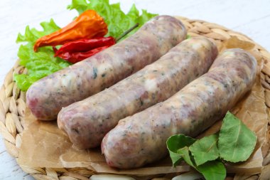 Yemek pişirmek için çiğ sosis