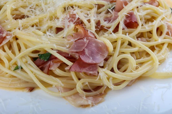 lezzetli makarna carbonara