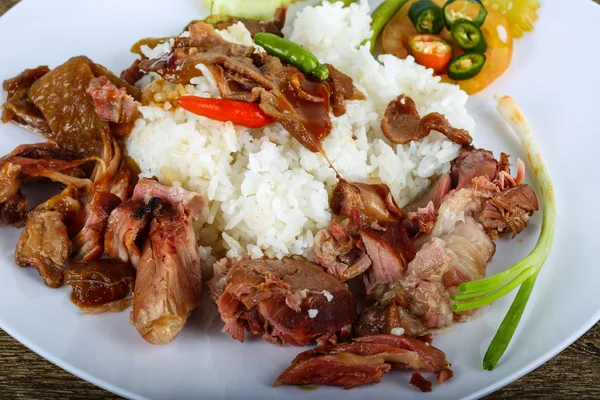 Вкусная свинина с рисом — стоковое фото