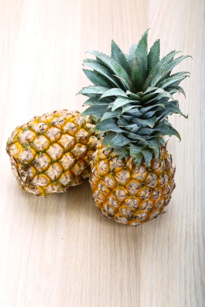 Zwei kleine Ananas — Stockfoto