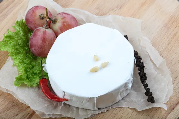 Delicioso queijo Brie — Fotografia de Stock