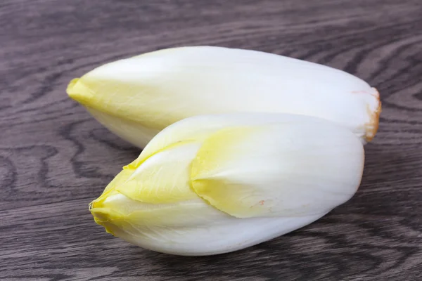 Witloof met verse salade — Stockfoto