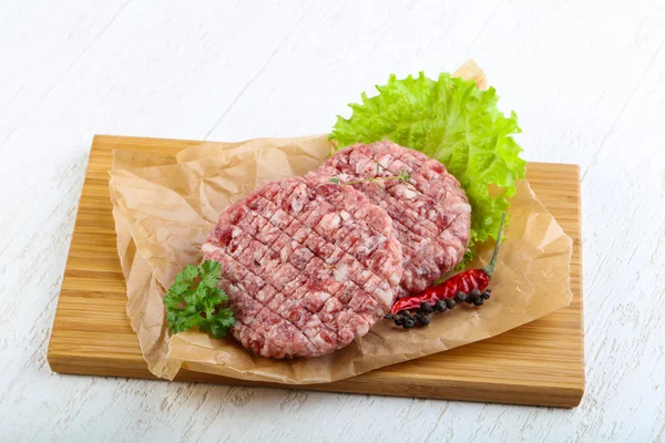 Kotlety z surowego burger — Zdjęcie stockowe