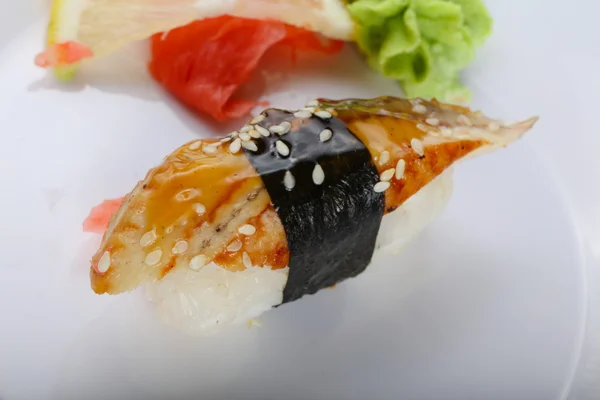Sushi tradițional cu anghilă — Fotografie, imagine de stoc