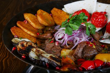 Kızarmış et ve sebze.