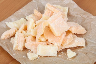 Parmesan peynir parçaları