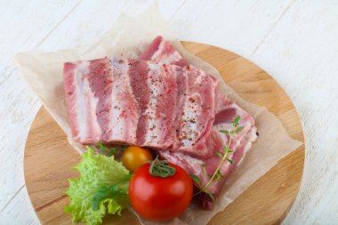 Çiğ domuz kaburgası