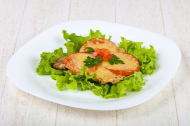 Pişmiş domates ve peynir ile domuz eti