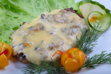 Peynir ve mantar soslu domuz eti