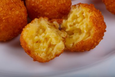 Sıcak sulu peynir topları