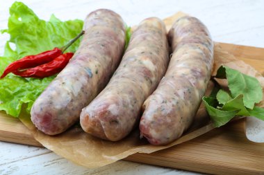 Yemek pişirmek için çiğ sosis