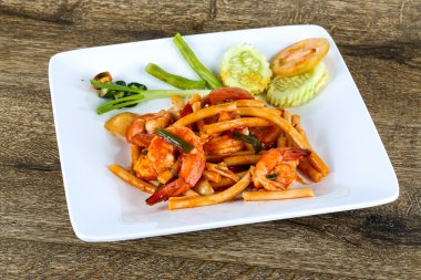 Deniz ürünleri ile baharatlı makarna