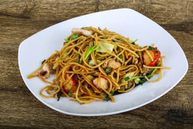 Deniz ürünleri ile Asya makarna