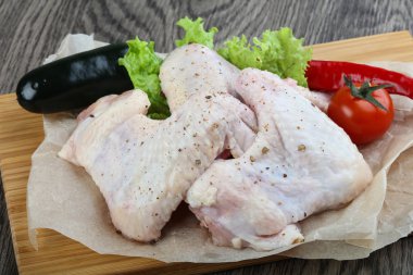 Çiğ tavuk kanadı.