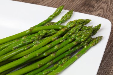 Zeytinyağı ile haşlanmış kuşkonmaz 