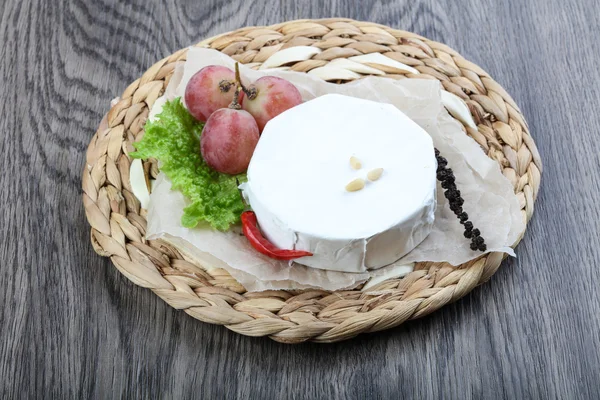 Delicioso queijo Brie — Fotografia de Stock