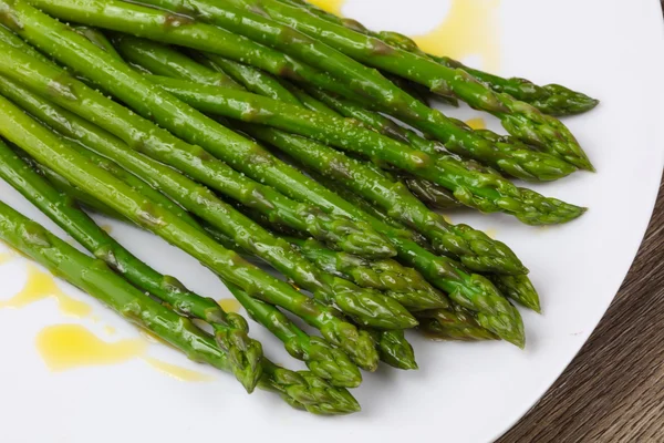 Szparagi gotowane z oliwą z oliwek — Zdjęcie stockowe